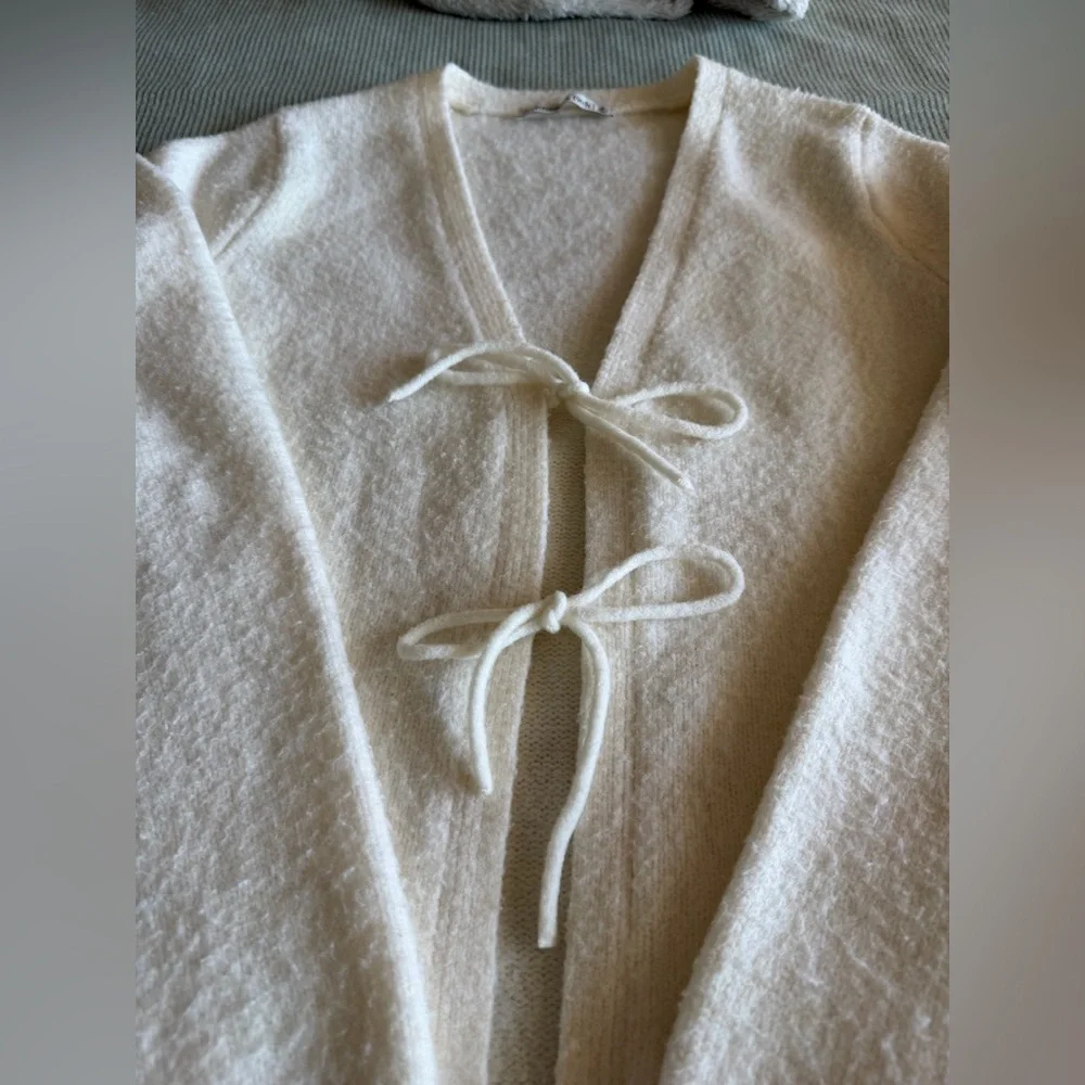 Abercrombie & Fitch Cream Knit Tie-Front Cardigan - Picture 2 of 4